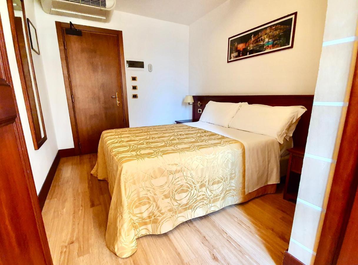 Hotel Aurora เวโรนา ภายนอก รูปภาพ