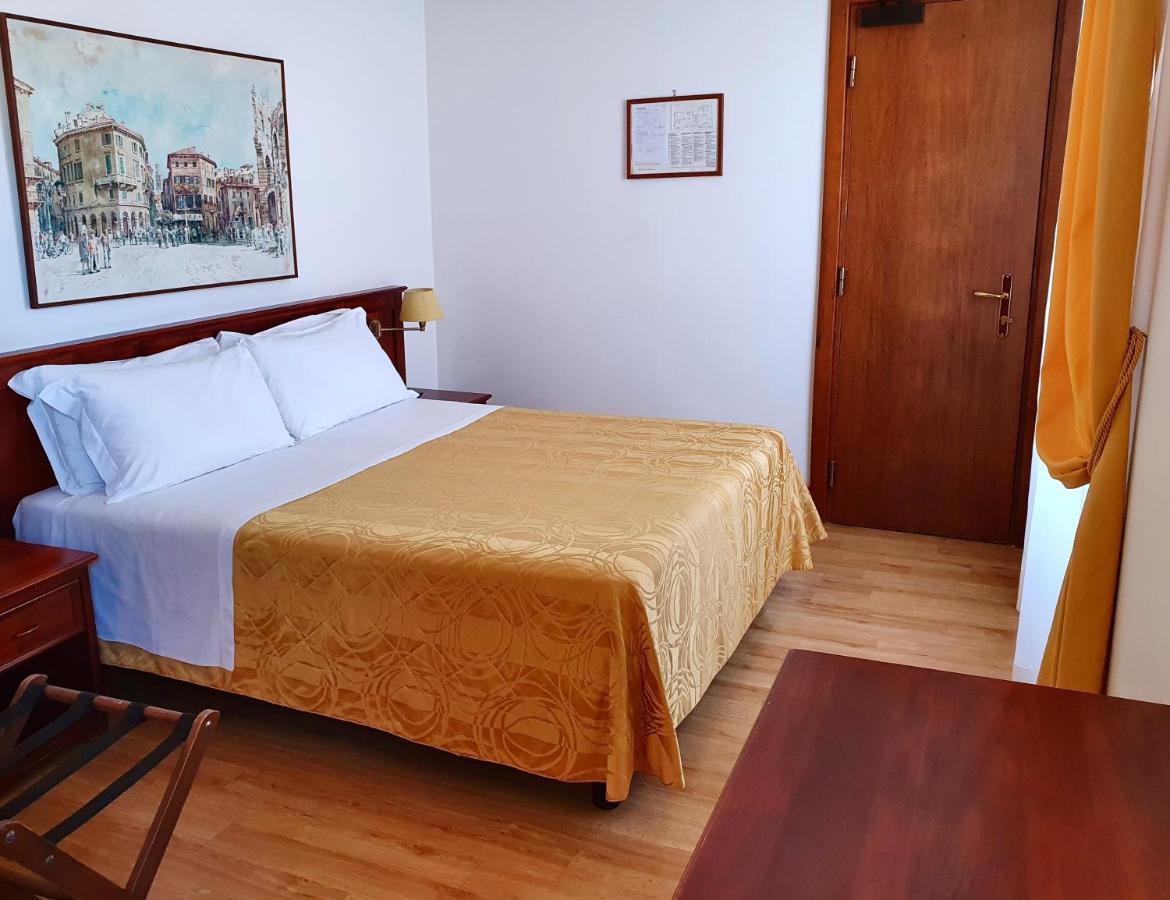 Hotel Aurora เวโรนา ภายนอก รูปภาพ